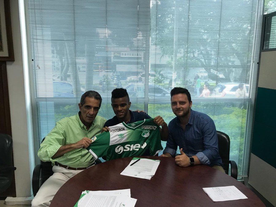 Firma de contrato de un jugador en Deportivo Cali