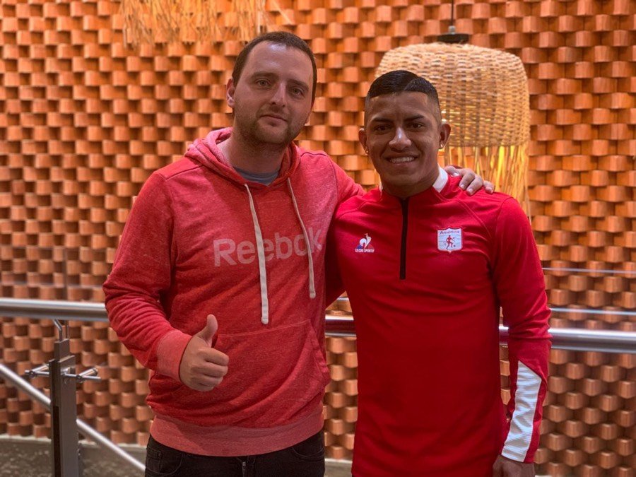 Con un jugador profesional del América de Cali
