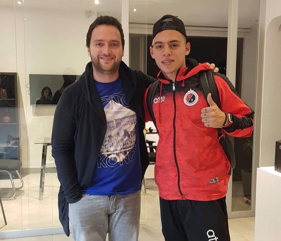 Con un jugador del Cúcuta Deportivo