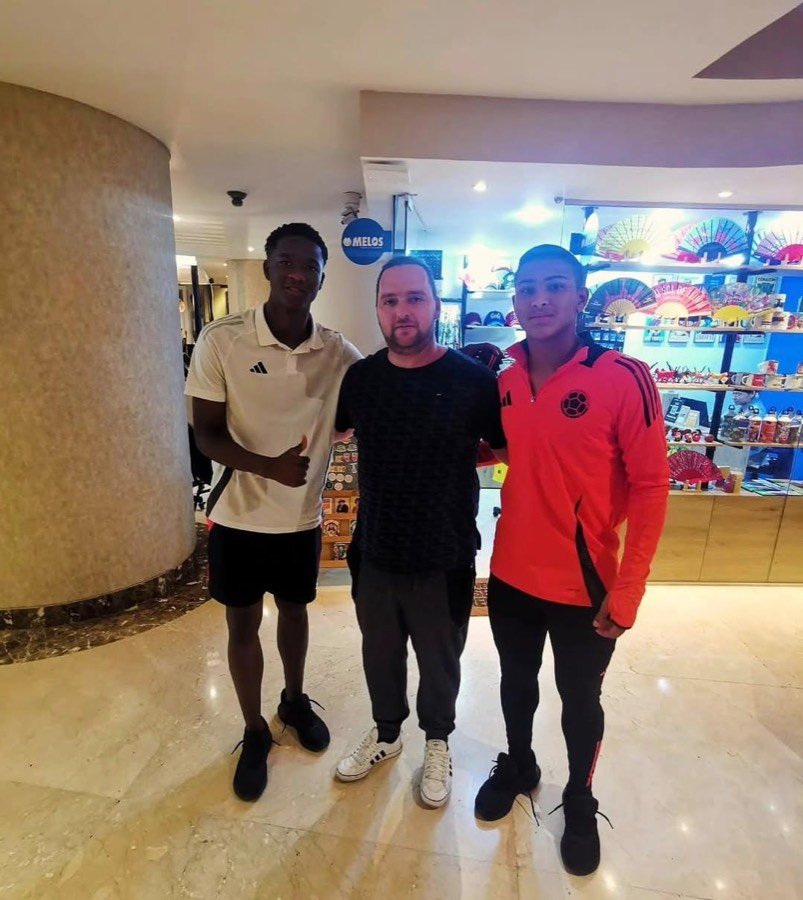 Con jugadores de selección juvenil de Colombia