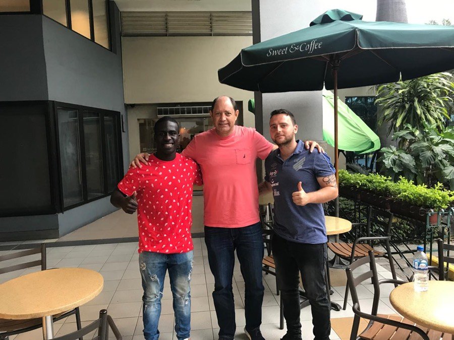 Reunión de scouting internacional con un jugador