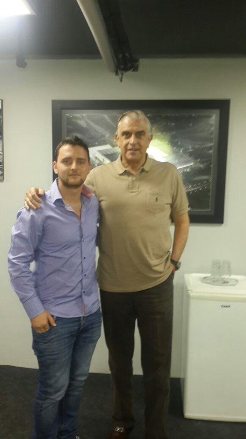 Reunión institucional en la sede de un club