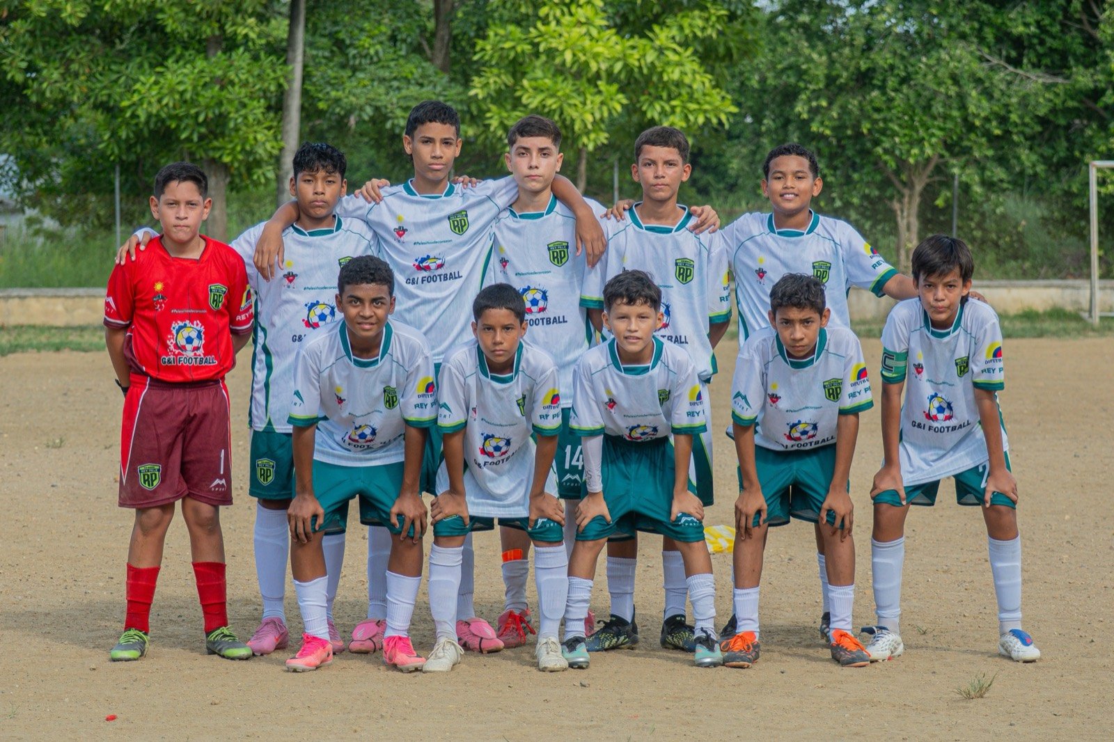 Equipo juvenil patrocinado por G&I Football con uniforme Rey Pelé